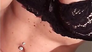 Madura cavalgando no novinho